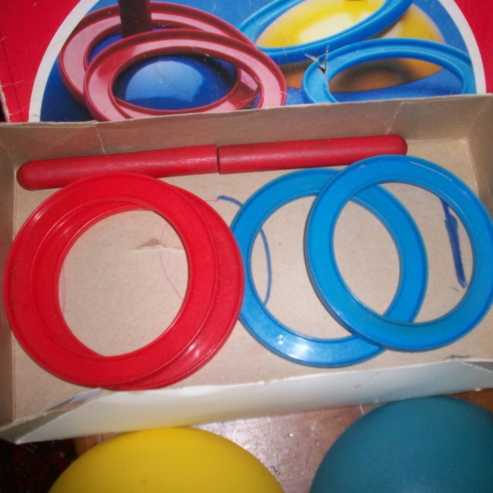 Ring Toss Game Vintage Pressman Toy Corp Outdoor Game Plastic Red Blue Nice Box - Picture 3 of 5